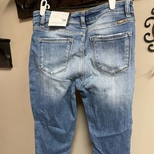 Distressed jeans with frayed hem